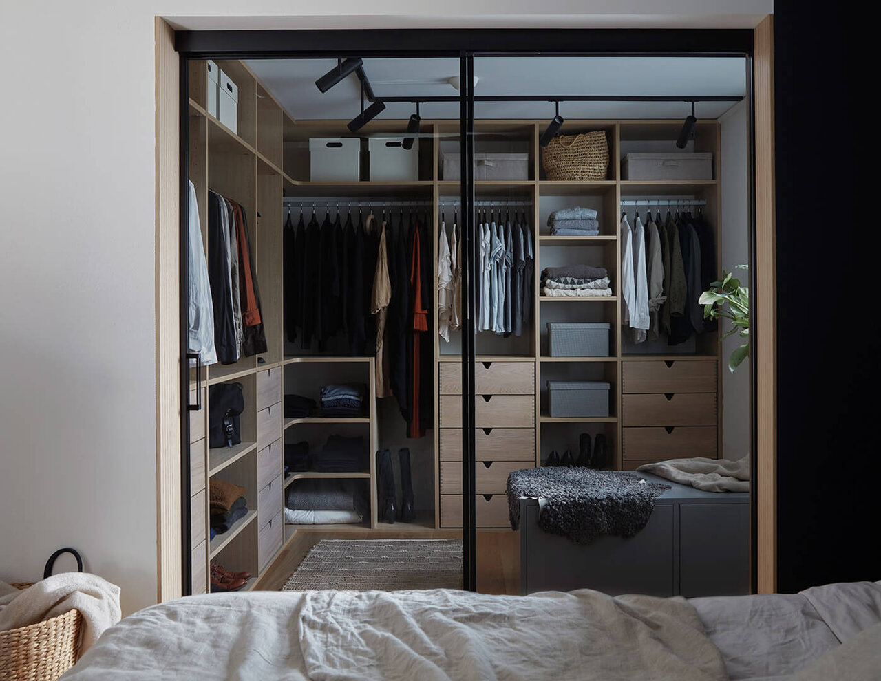 Walk-in closet hörn med skjutdörr Nano i grått glas Walk-in closet hörn med skjutdörr Nano i grått glas