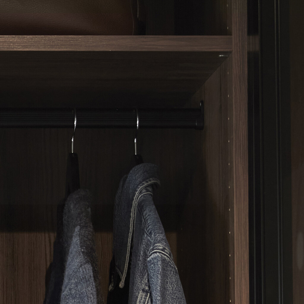 Garderobsinredning klädstång svart Garderobsinredning klädstång svart