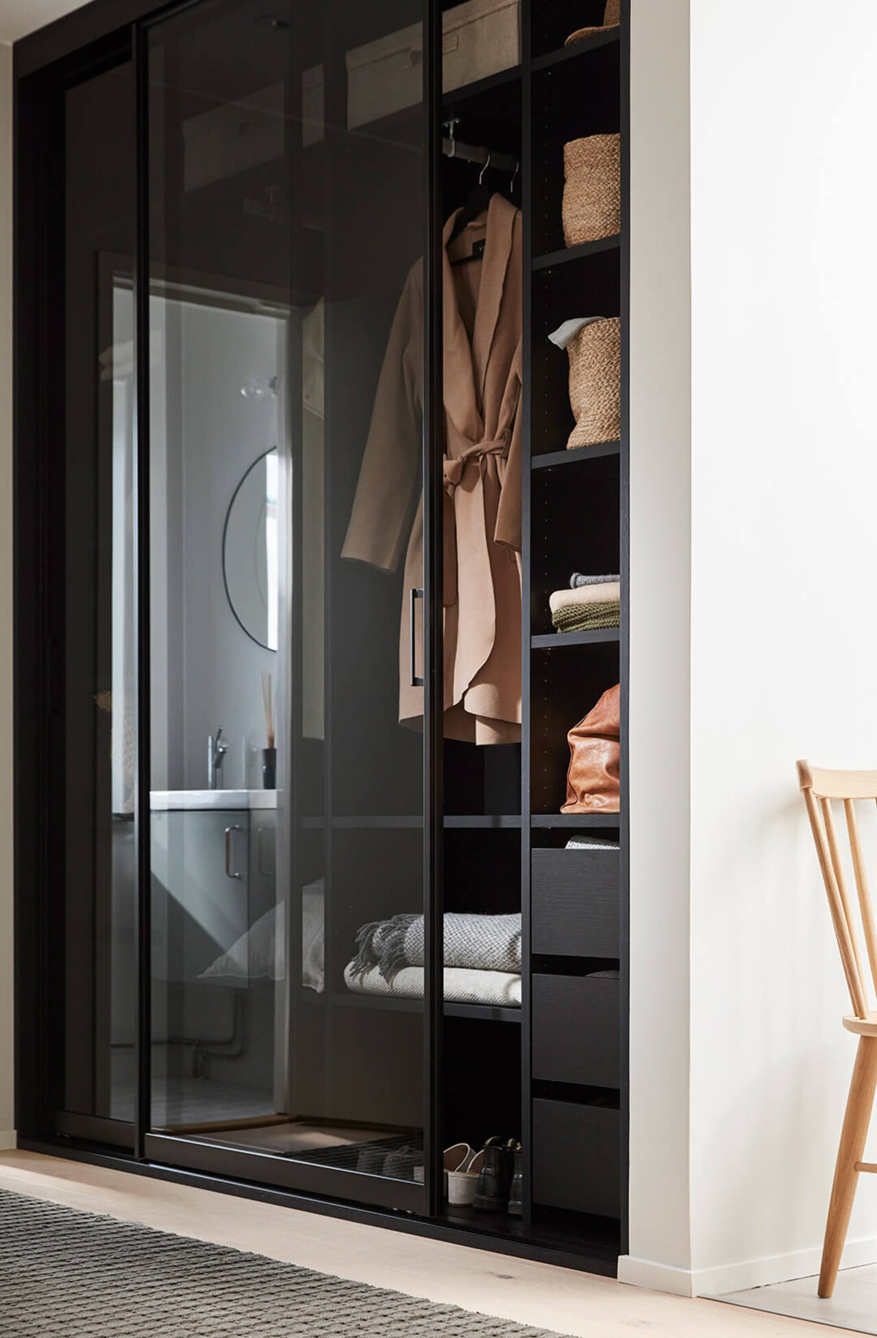 Svart garderob med skjutdörr Nano grått glas Svart garderob med skjutdörr Nano grått glas