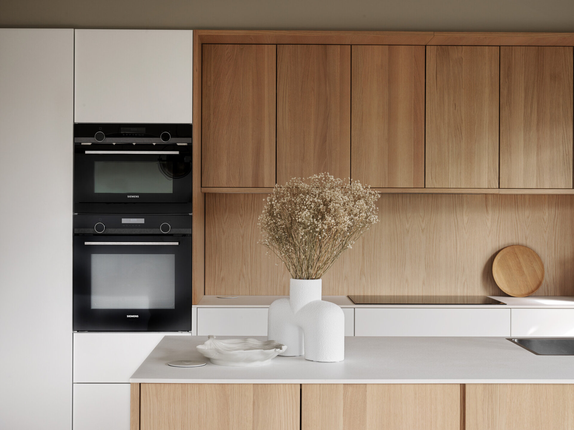 Köksinspiration Wood ek vitpigmenterad och Bistro vit