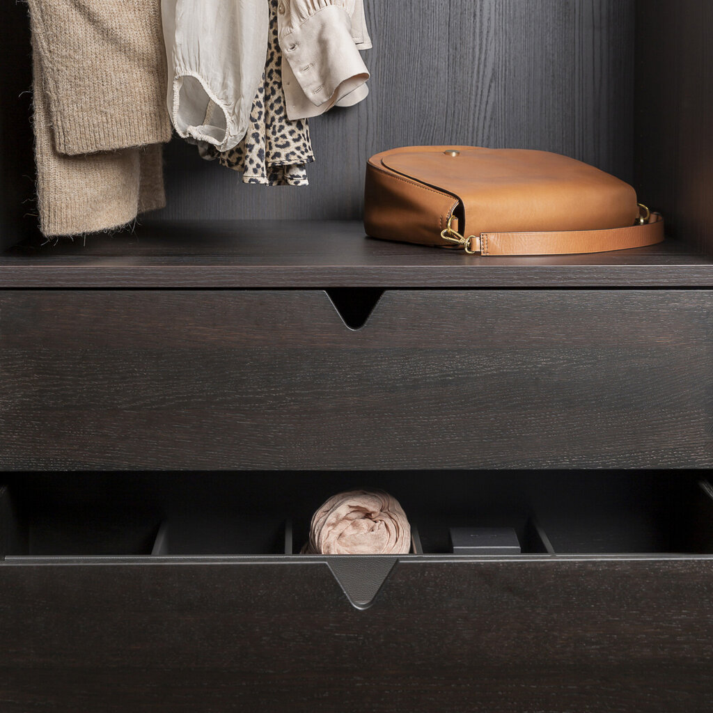 Garderobsinredning låda rökt ek