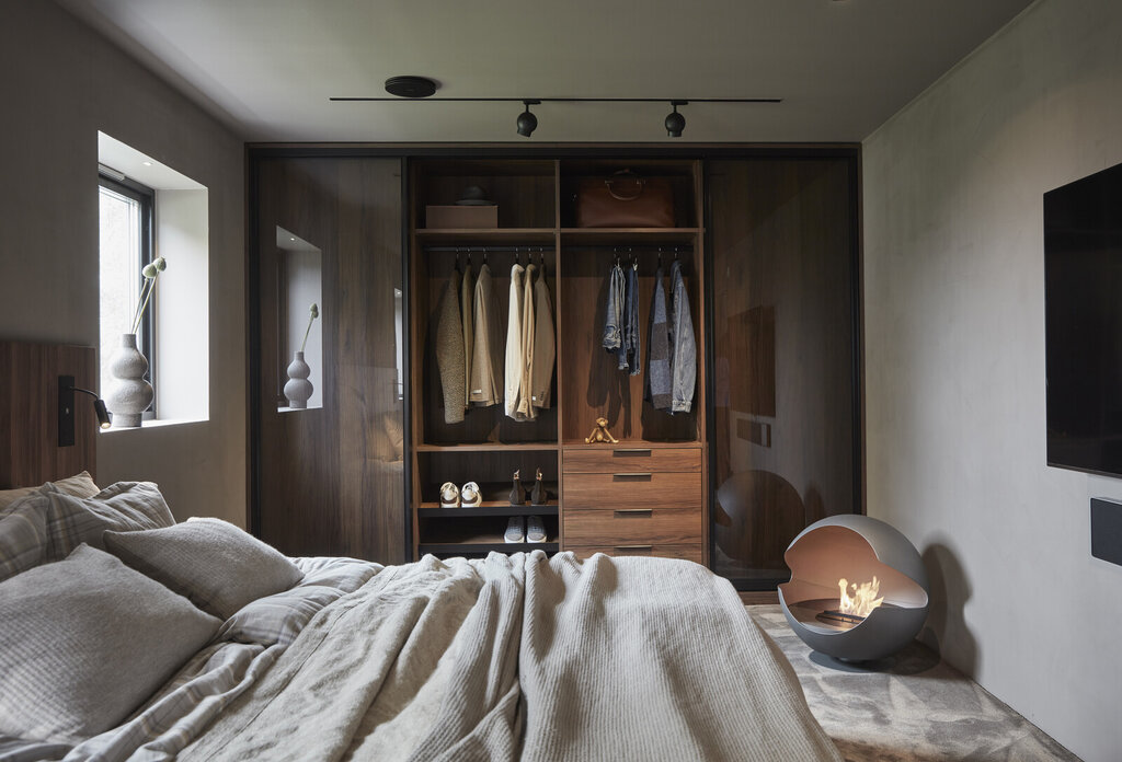 Förvaringsinspiration Frontrow svart valnöt grått glas