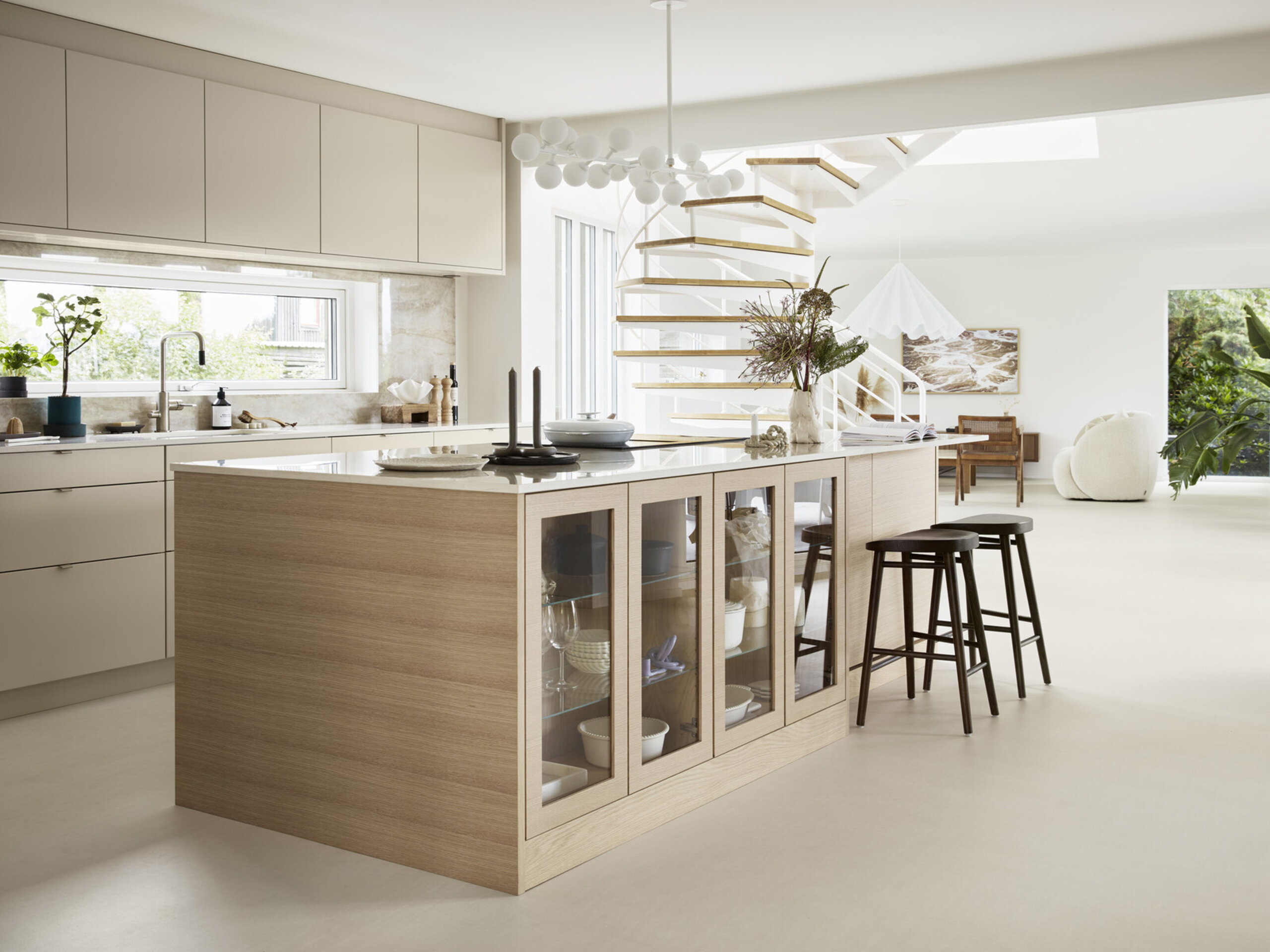 Köksinspiration Bistro ek vitpigment och ostronbeige Köksinspiration Bistro ek vitpigment och ostronbeige