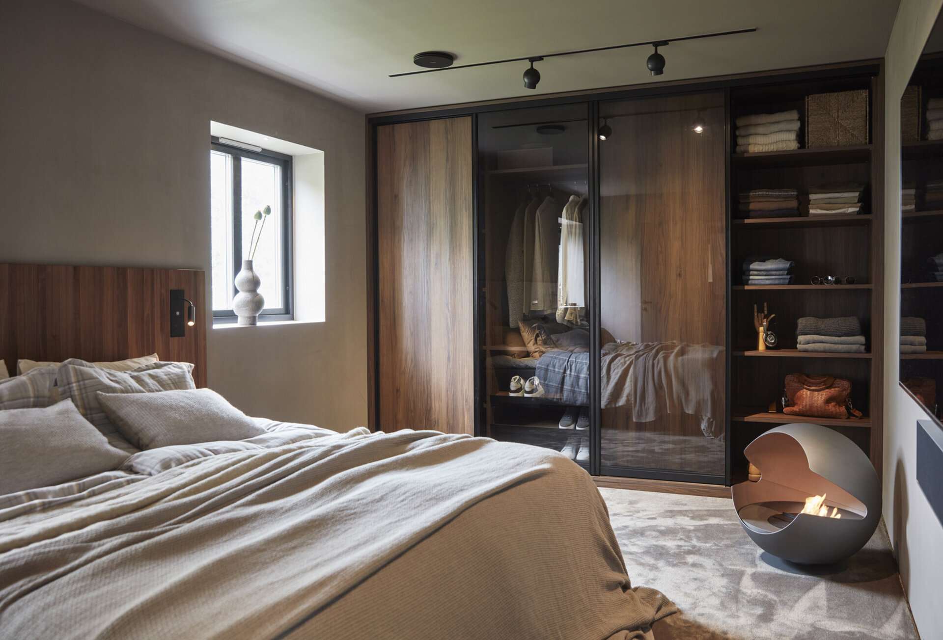 Förvaringsinspiration Frontrow svart valnöt grått glas