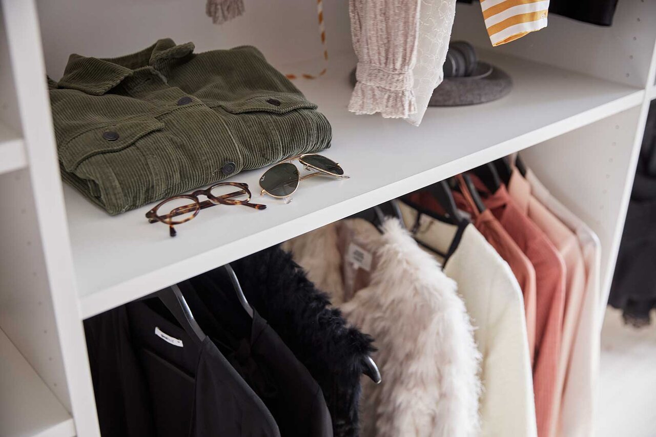 Vit garderob med inredning Vit garderob med inredning