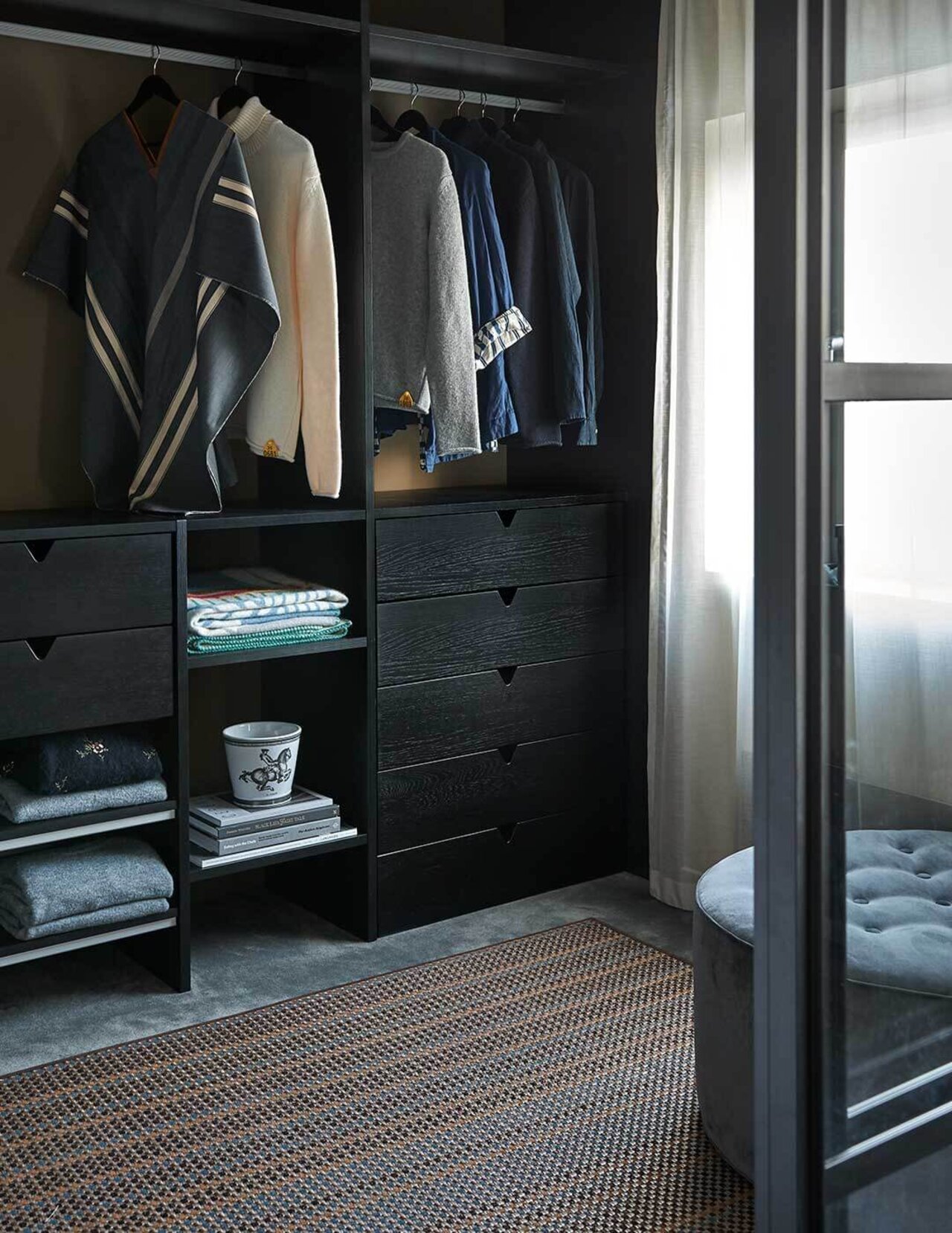 Walk-in closet med skjutdörr Frontrow Walk-in closet med skjutdörr Frontrow