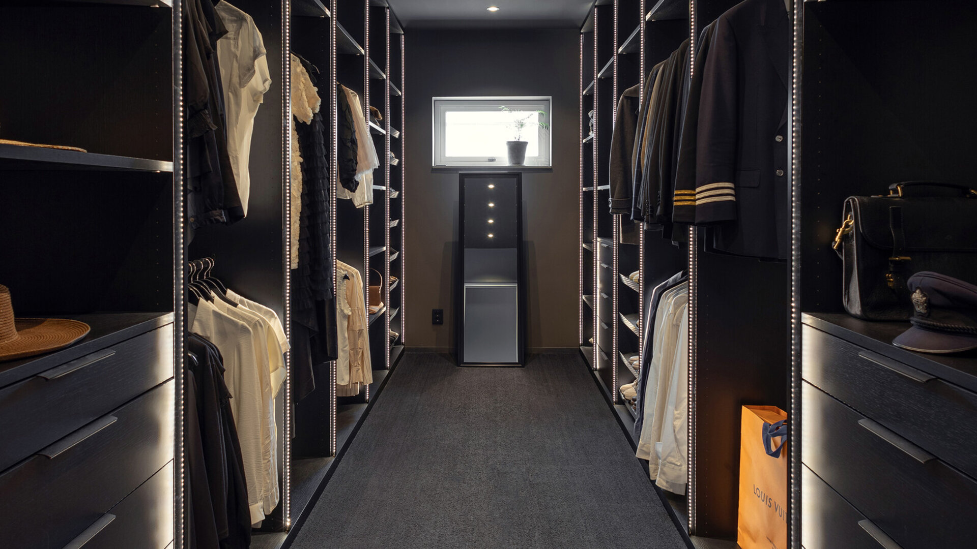Förvaringsinspiration walk-in-closet inredning svart Förvaringsinspiration walk-in-closet inredning svart