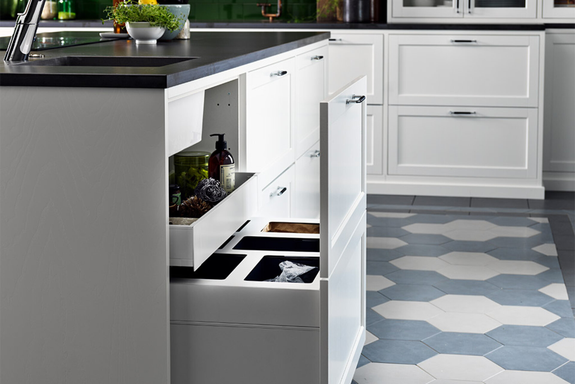 Kök - Skåp med låda för sopsortering Kök - Skåp med låda för sopsortering