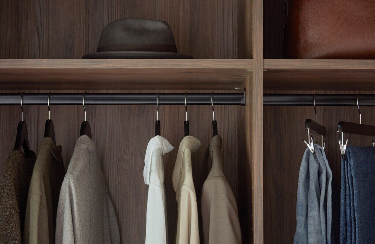 Svart klädstång i garderob