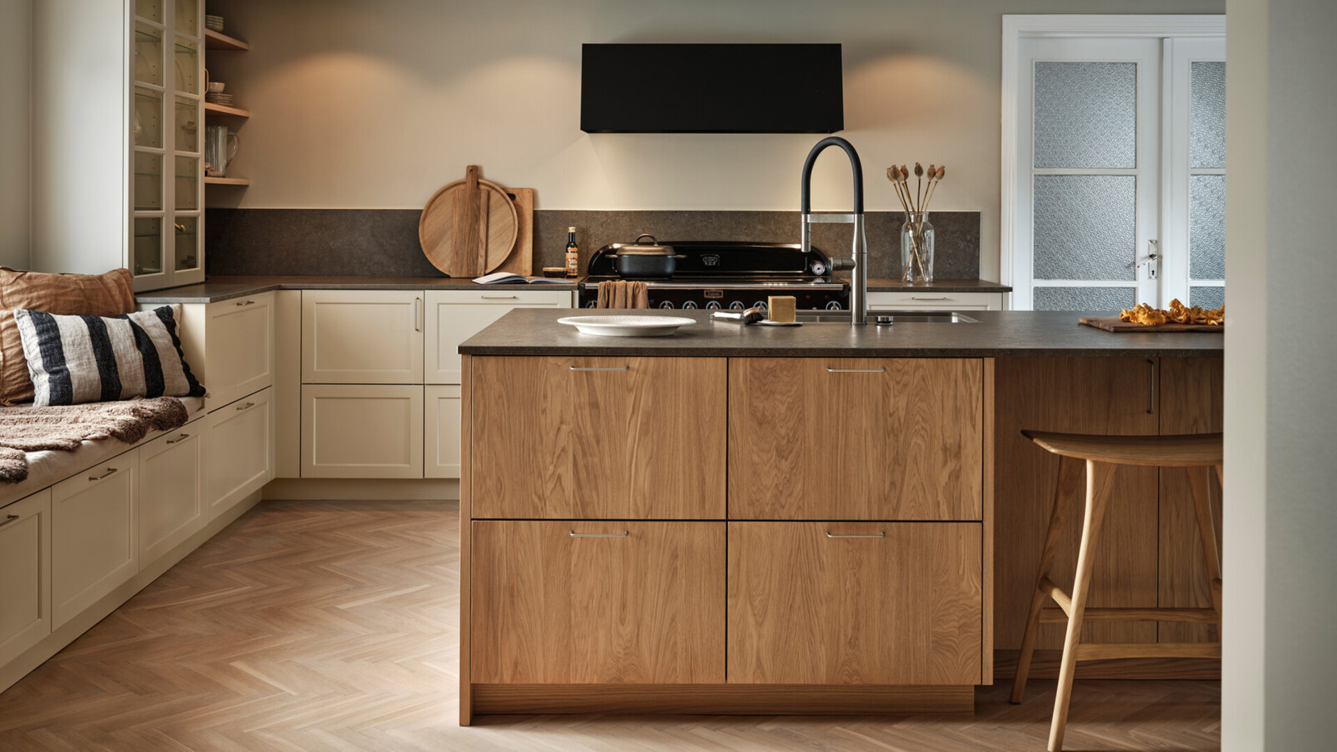 Köksinspiration Wood ek vitpigment och Gastro ostronbeige Köksinspiration Wood ek vitpigment och Gastro ostronbeige