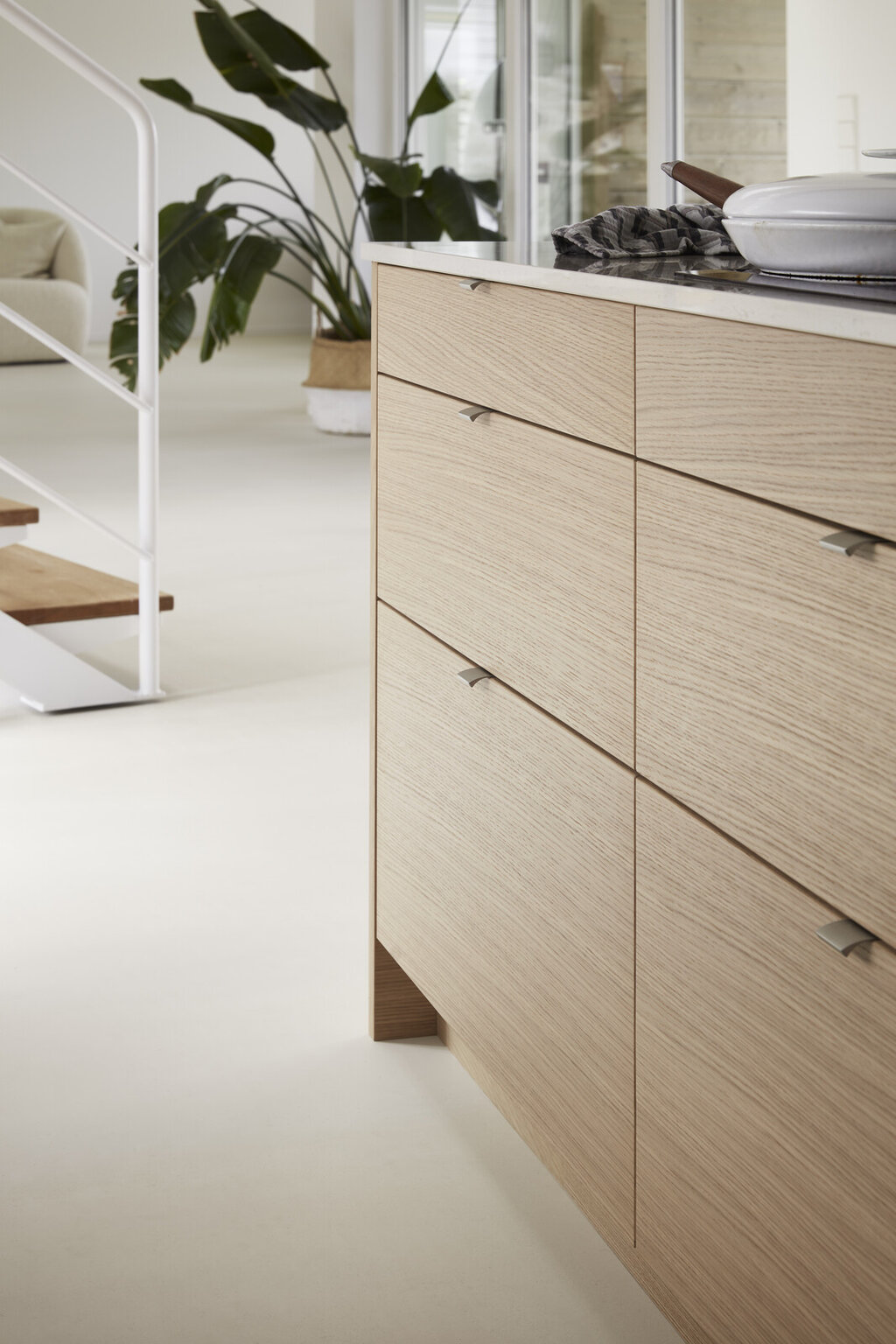 Köksinspiration Bistro ek vitpigment och ostronbeige