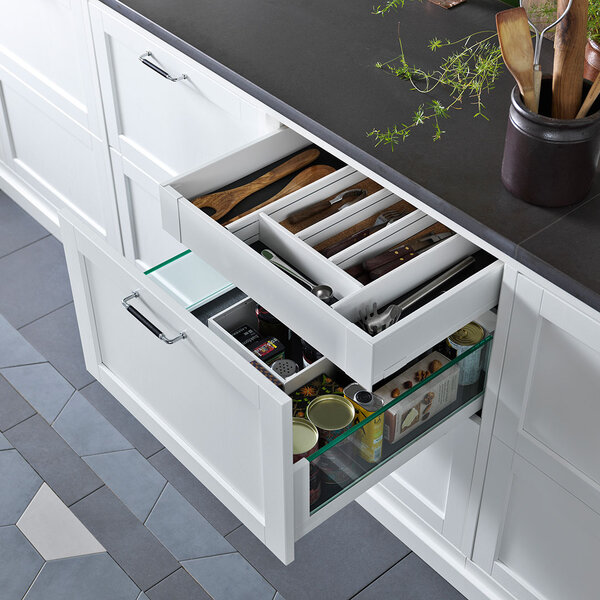 Kök - Vit låda med sida i glas och vit låda i plåt Kök - Vit låda med sida i glas och vit låda i plåt