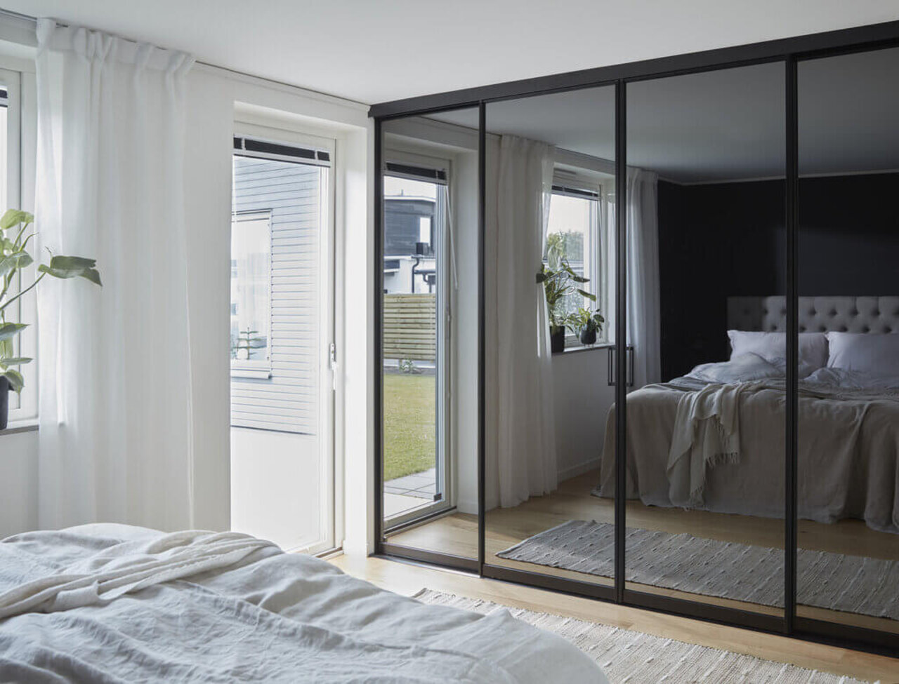 Inspiration - Skjutdörr Nano svart med grå spegel och grått glas Inspiration - Skjutdörr Nano svart med grå spegel och grått glas