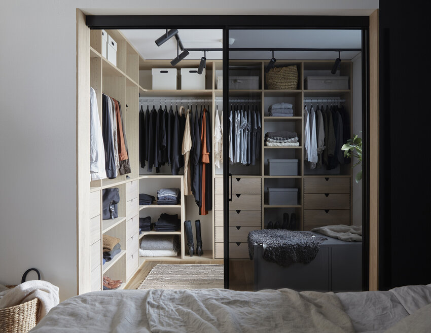 Förvaringsinspiration Nano svart med grått glas och inredning ljus ek Förvaringsinspiration Nano svart med grått glas och inredning ljus ek