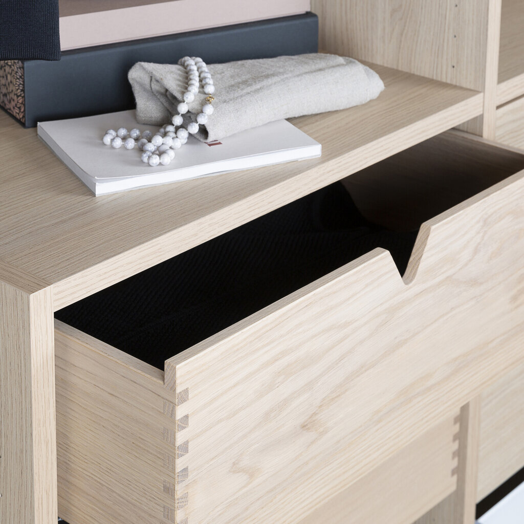 Garderobsinredning låda massiv ljus ek