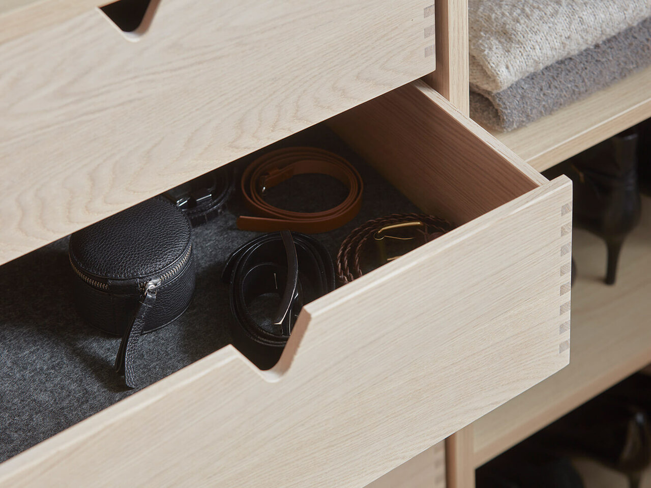 Hörngarderob garderobslåda i trä