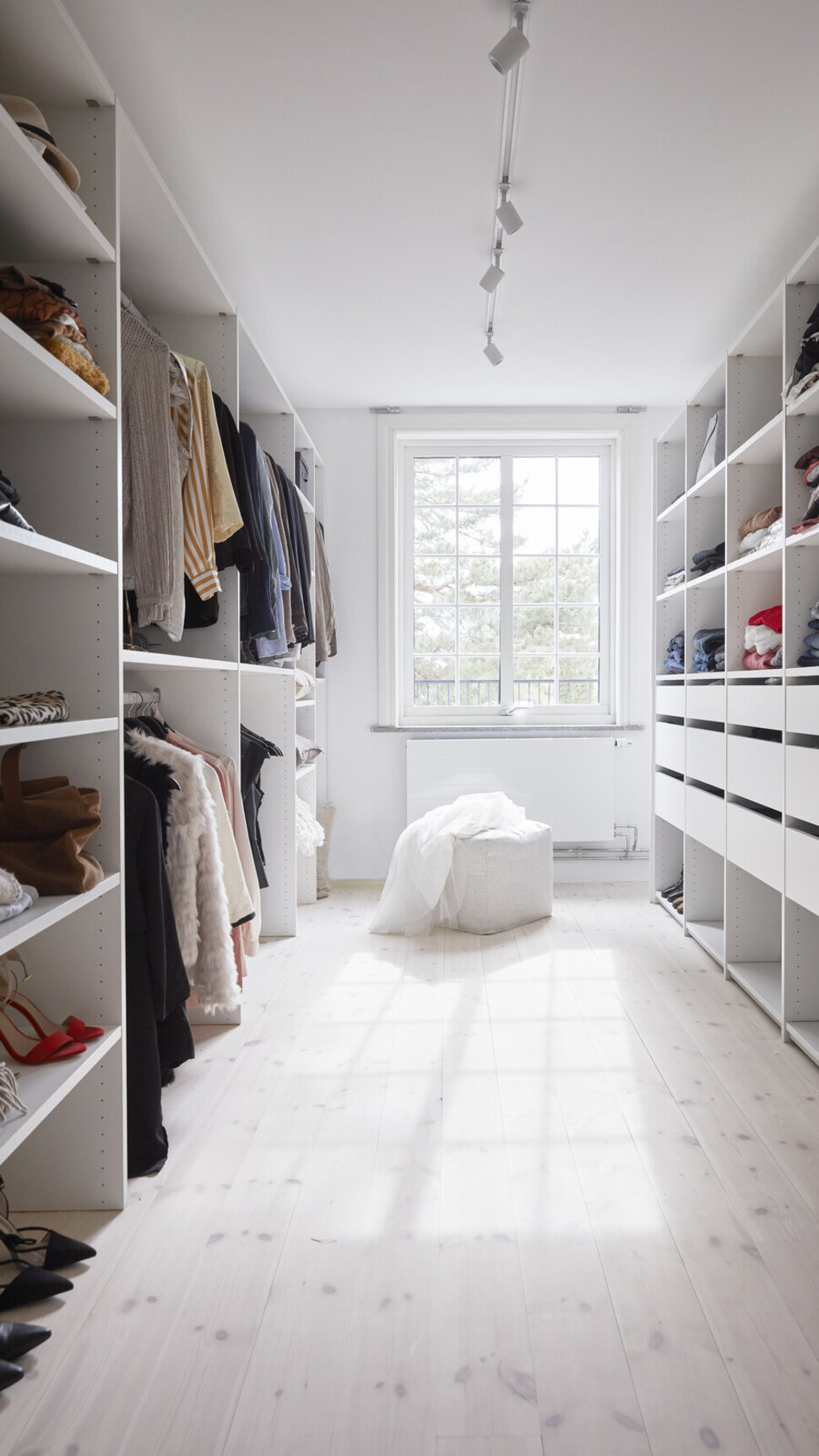 Walk-in closet - Stilren vit inredning | Förvaring - inspiration