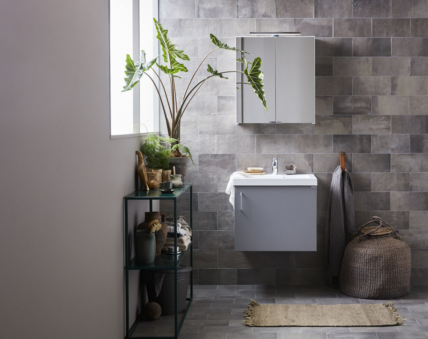 Badrumsinspiration Mono mörkgrå