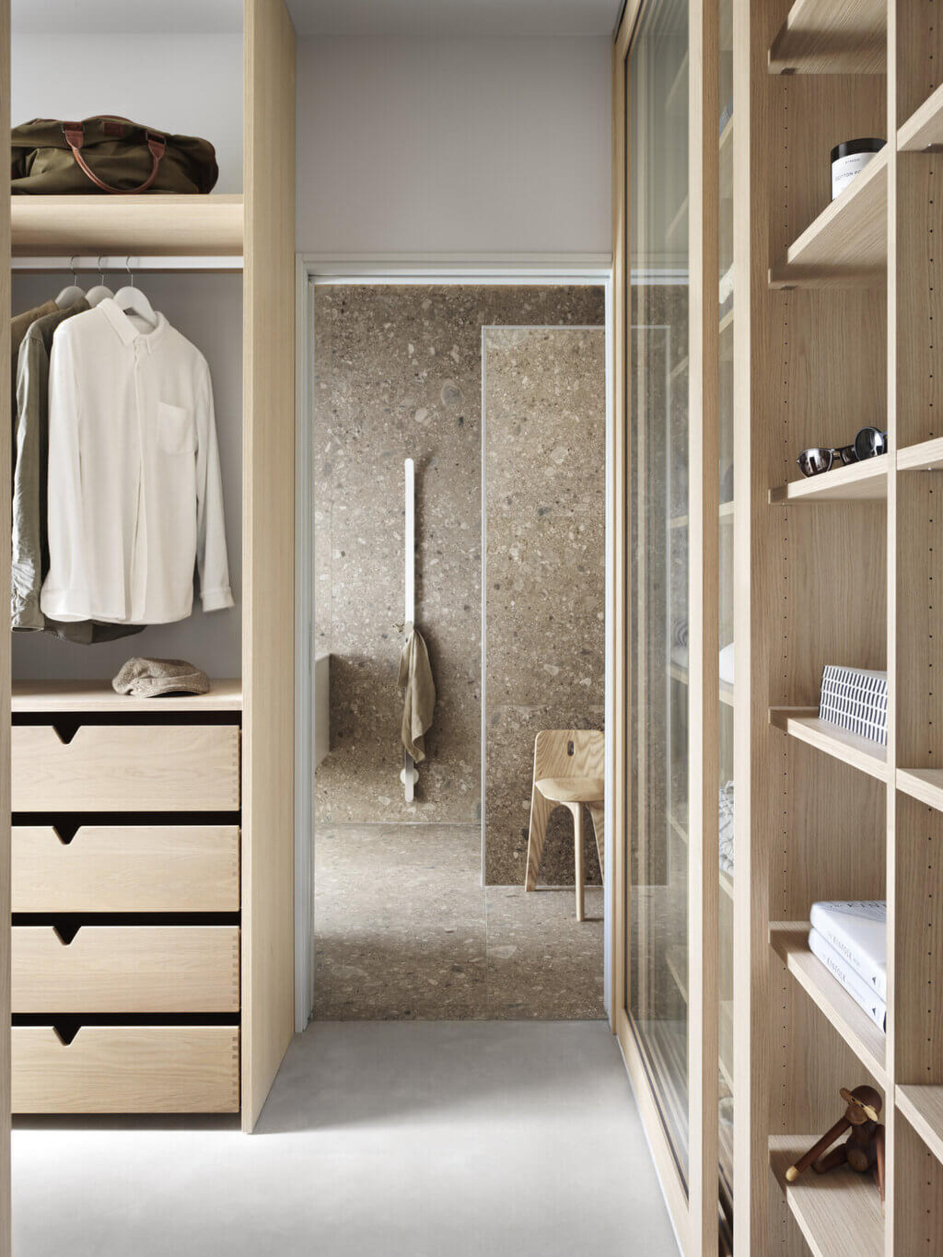 Garderob walk in-closet ljus ek Garderob walk in-closet ljus ek