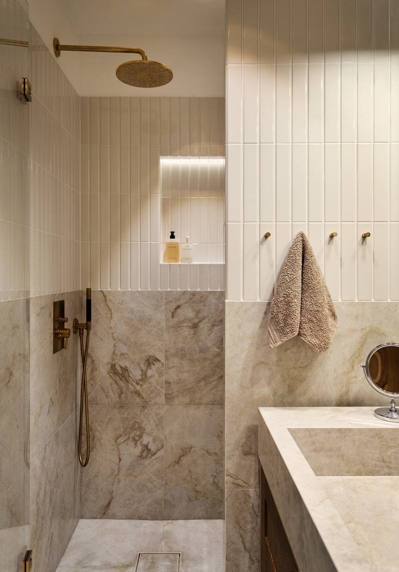 Badrum med underbar harmoni mellan färg och material