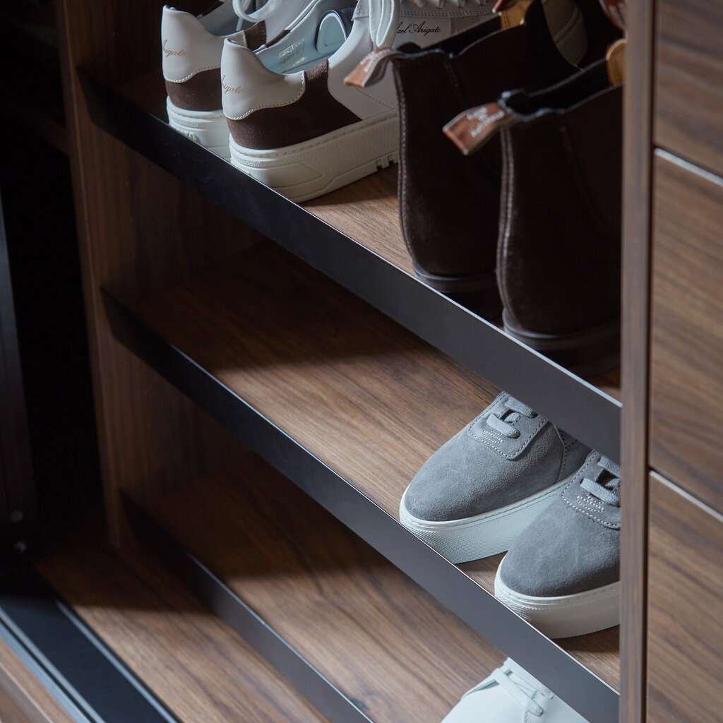 Garderobsinredning skohylla valnöt