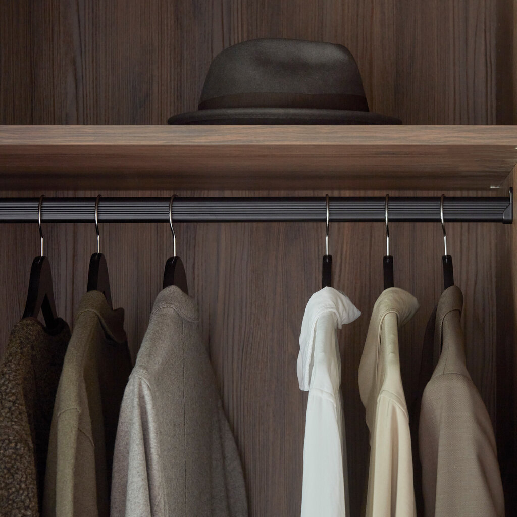 Garderobsinredning klädstång svart