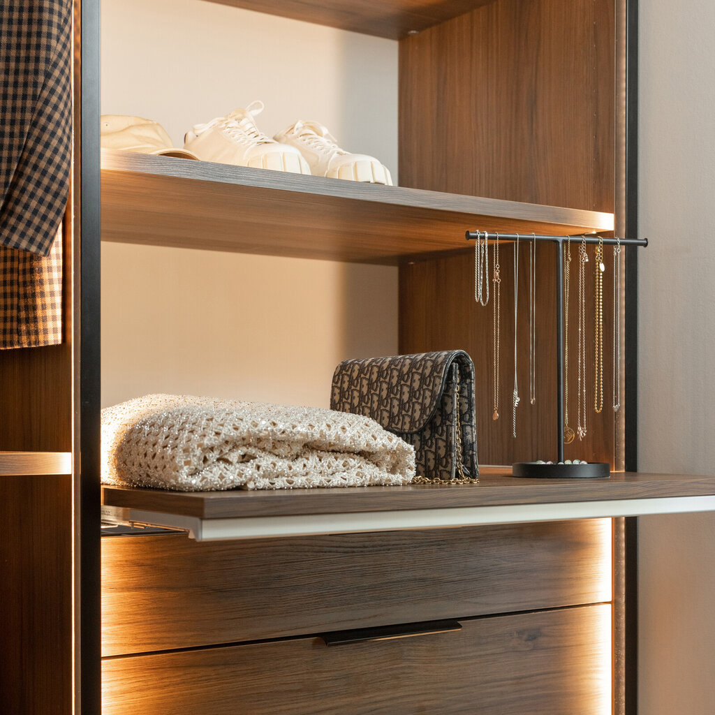 Garderobsinredning hylla utdragbar